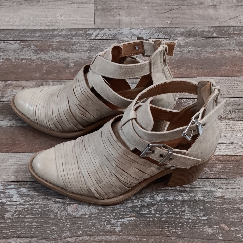 Qupid Cream Minimalist Strappy Women's Ankle Shoes Size 8